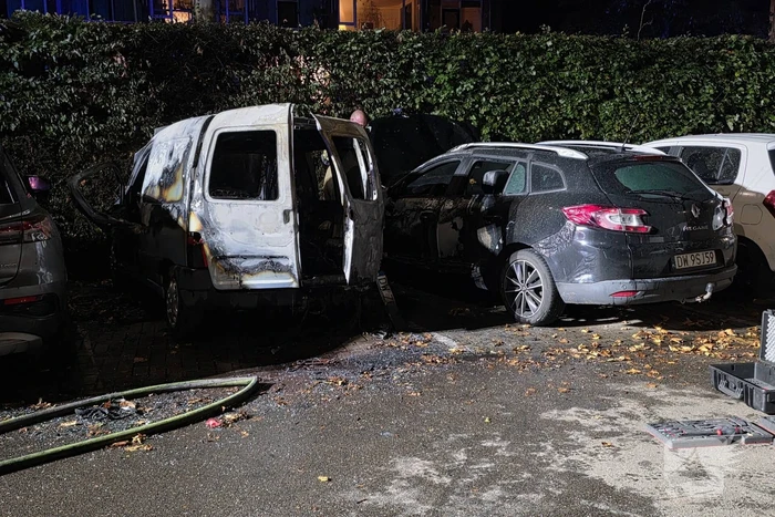 Brand verwoest bestelbus en beschadigt omliggende voertuigen