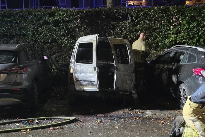Brand verwoest bestelbus en beschadigt omliggende voertuigen