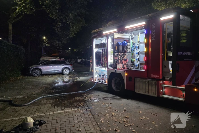 Brand verwoest bestelbus en beschadigt omliggende voertuigen