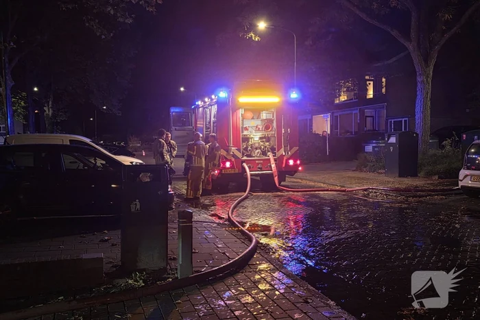 Brand verwoest bestelbus en beschadigt omliggende voertuigen