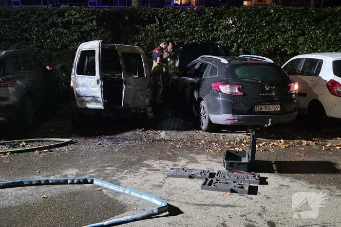 Brand verwoest bestelbus en beschadigt omliggende voertuigen