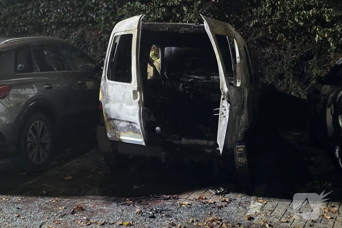 Brand verwoest bestelbus en beschadigt omliggende voertuigen