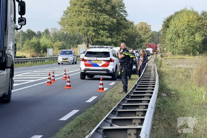 Auto met klapband veroorzaakt ongeval