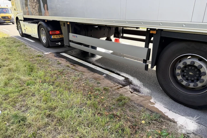 Auto met klapband veroorzaakt ongeval