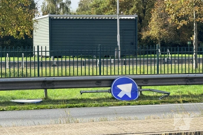 Auto met klapband veroorzaakt ongeval