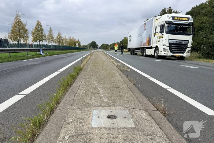Auto met klapband veroorzaakt ongeval