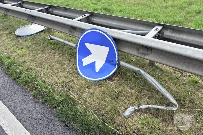 Auto met klapband veroorzaakt ongeval