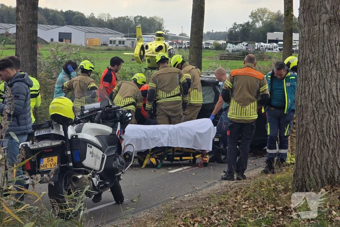 Zwaargewonde na botsing tegen boom