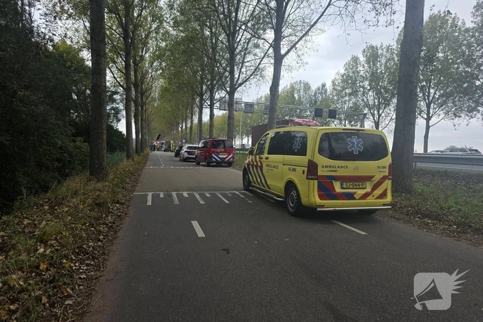 Zwaargewonde na botsing tegen boom
