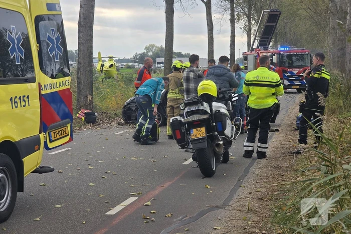 Zwaargewonde na botsing tegen boom