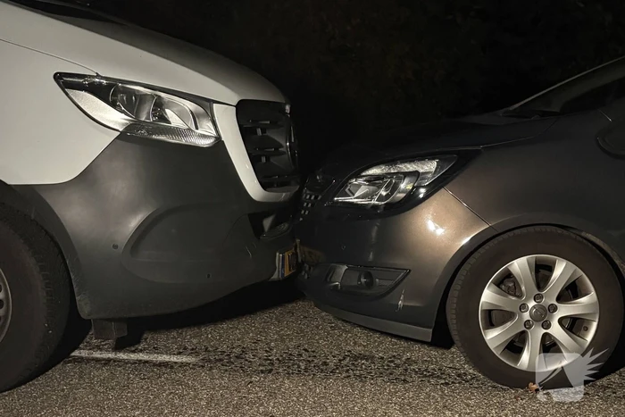 Botsing veroorzaakt aanzienlijke schade
