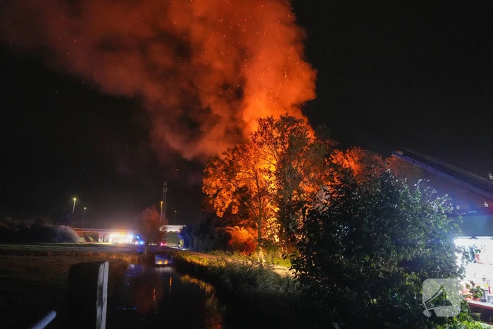 Woningbrand met veel bomen