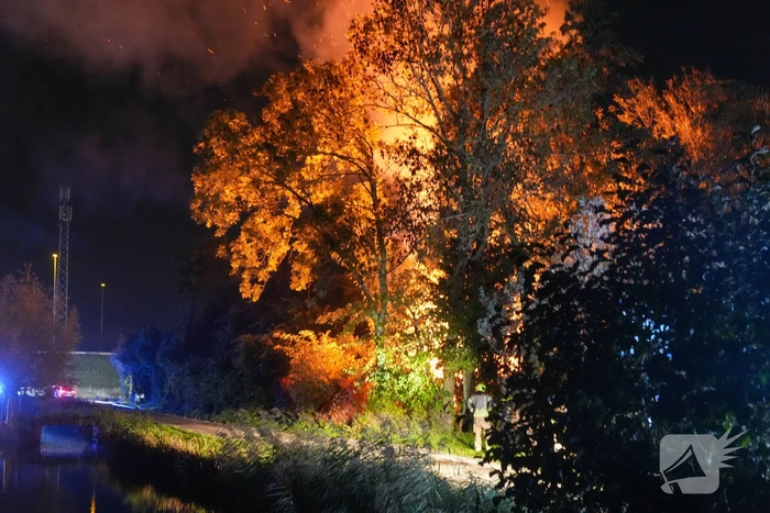 Woningbrand met veel bomen