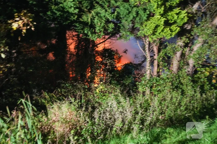 Woningbrand met veel bomen