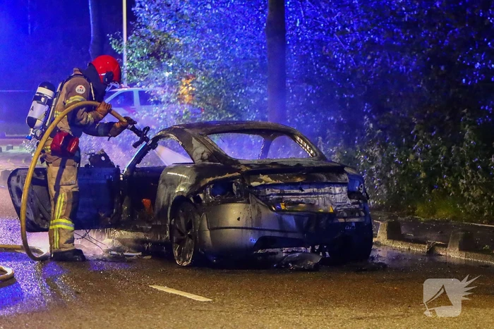 Audi vlamt tijdens rit, inzittenden veilig