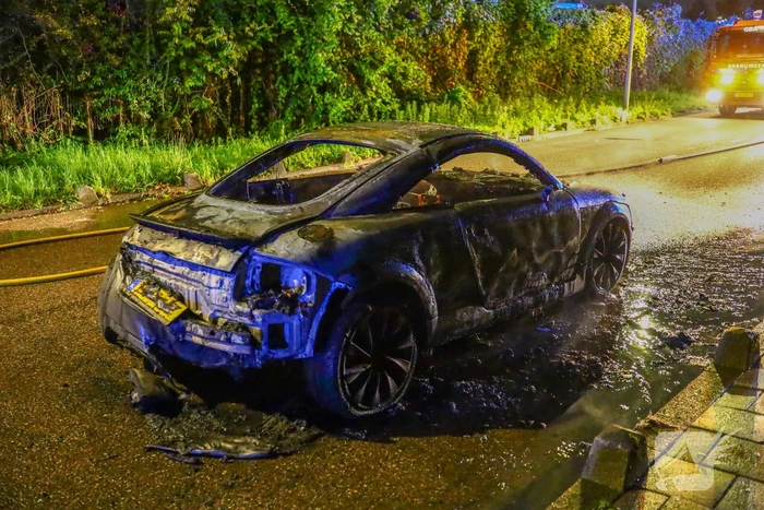 Audi vlamt tijdens rit, inzittenden veilig