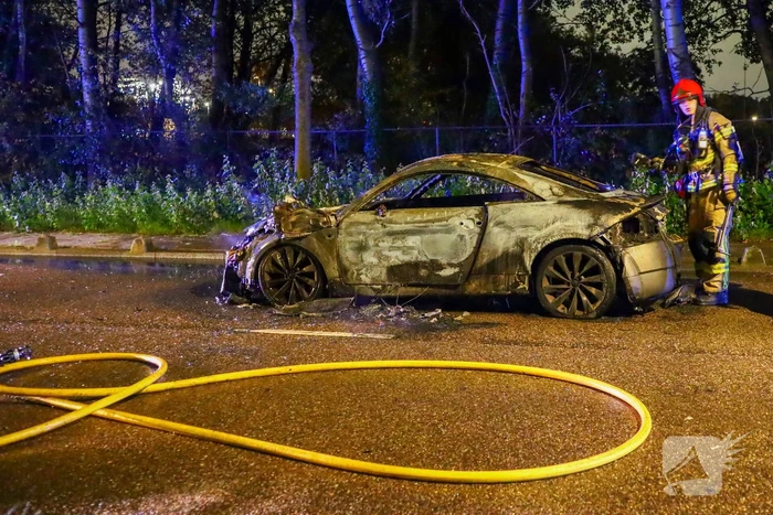 Audi vlamt tijdens rit, inzittenden veilig