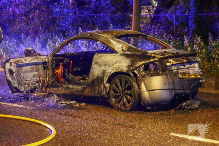 Audi vlamt tijdens rit, inzittenden veilig