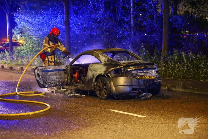 Audi vlamt tijdens rit, inzittenden veilig