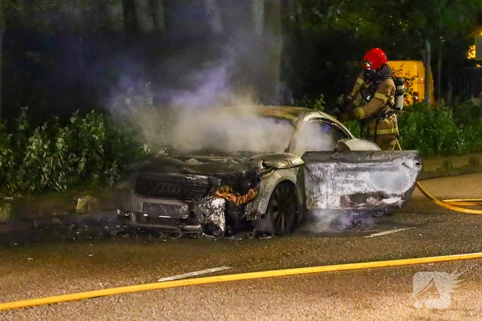 Audi vlamt tijdens rit, inzittenden veilig