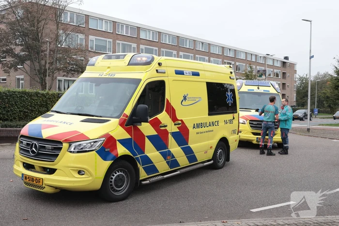 Kop-staartaanrijding tussen drie auto's leidt tot ziekenhuisopname
