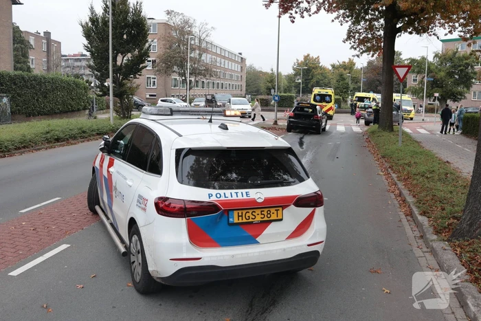 Kop-staartaanrijding tussen drie auto's leidt tot ziekenhuisopname