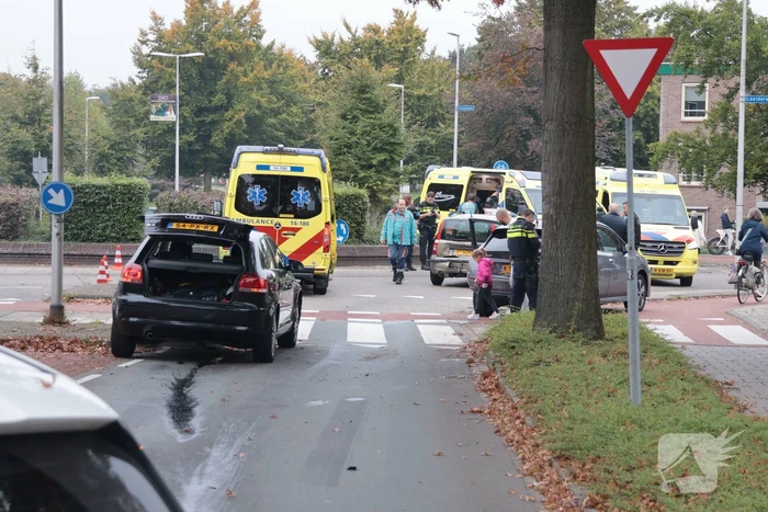 Kop-staartaanrijding tussen drie auto's leidt tot ziekenhuisopname