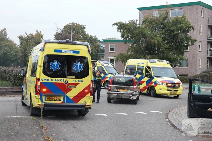 Kop-staartaanrijding tussen drie auto's leidt tot ziekenhuisopname