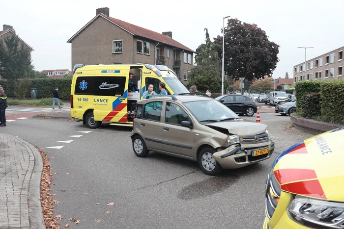 Kop-staartaanrijding tussen drie auto's leidt tot ziekenhuisopname