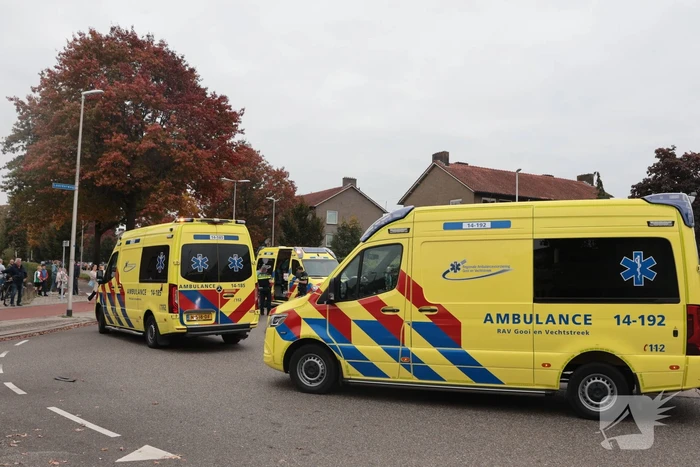 Kop-staartaanrijding tussen drie auto's leidt tot ziekenhuisopname