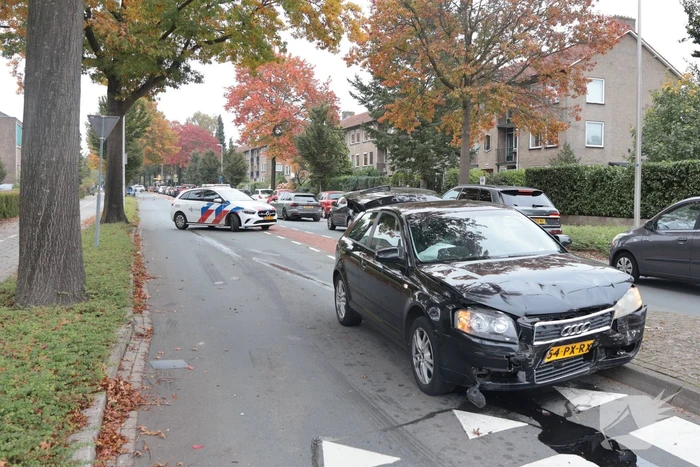 Kop-staartaanrijding tussen drie auto's leidt tot ziekenhuisopname