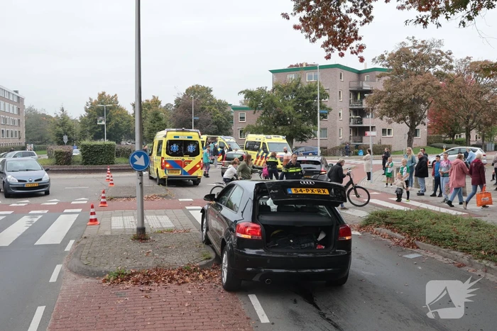 Kop-staartaanrijding tussen drie auto's leidt tot ziekenhuisopname