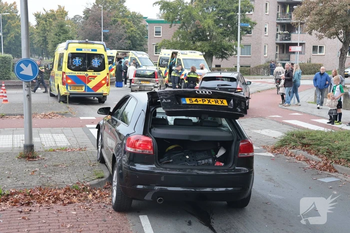 Kop-staartaanrijding tussen drie auto's leidt tot ziekenhuisopname