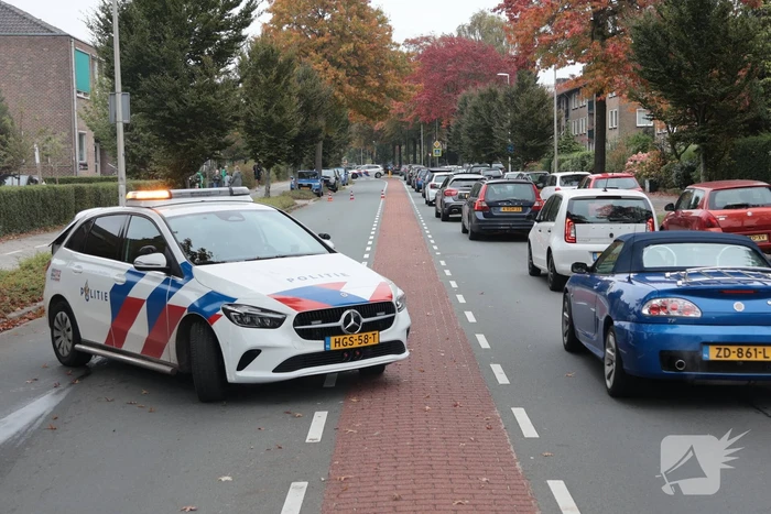 Kop-staartaanrijding tussen drie auto's leidt tot ziekenhuisopname