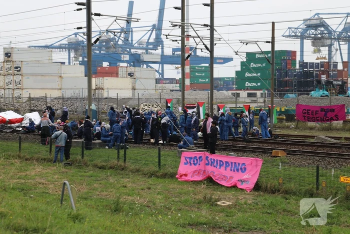 Demonstranten bezetten havenspoorlijn