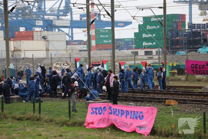 Demonstranten bezetten havenspoorlijn