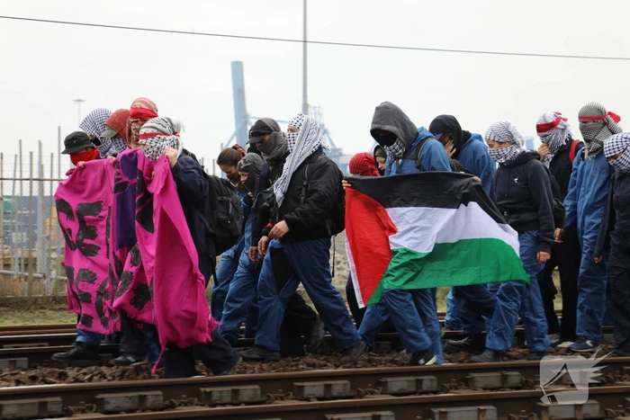 Demonstranten bezetten havenspoorlijn