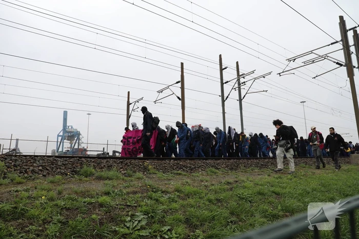 Demonstranten bezetten havenspoorlijn