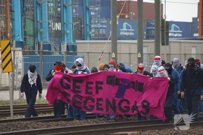 Demonstranten bezetten havenspoorlijn