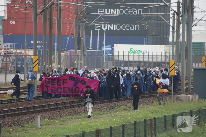 Demonstranten bezetten havenspoorlijn
