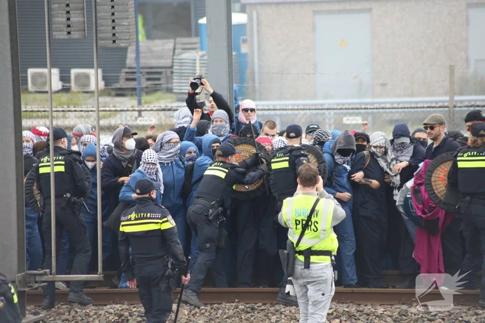 Demonstranten bezetten havenspoorlijn