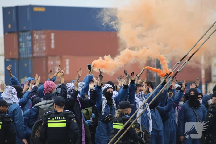 Demonstranten bezetten havenspoorlijn