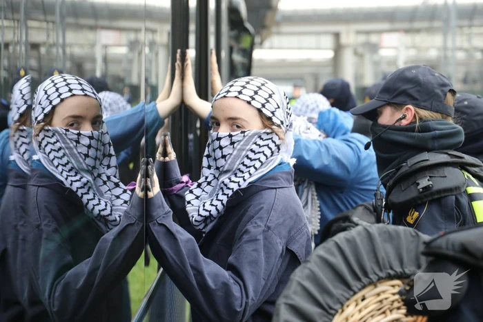 Demonstranten bezetten havenspoorlijn