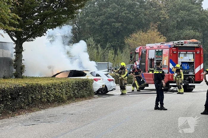 Geparkeerde personenauto gaat in vlammen op