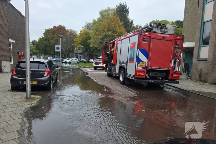Geparkeerde auto zakt in sinkhole door leidingbreuk