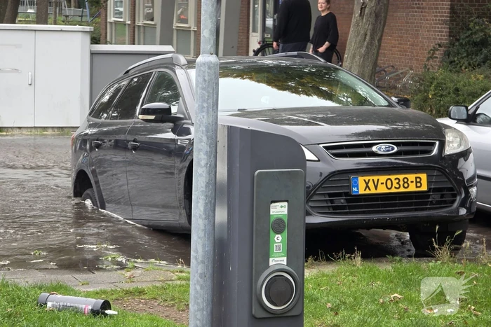 Geparkeerde auto zakt in sinkhole door leidingbreuk