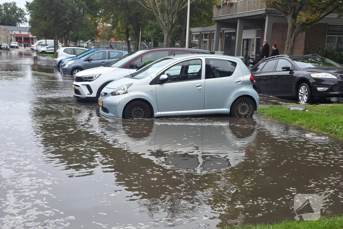 Geparkeerde auto zakt in sinkhole door leidingbreuk