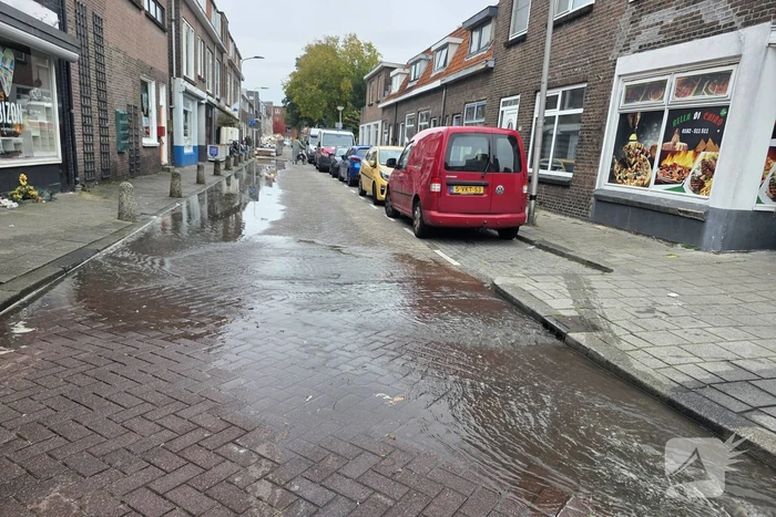 Geparkeerde auto zakt in sinkhole door leidingbreuk
