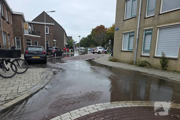 Geparkeerde auto zakt in sinkhole door leidingbreuk