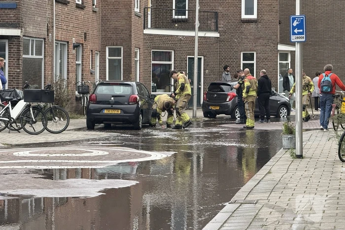 Geparkeerde auto zakt in sinkhole door leidingbreuk